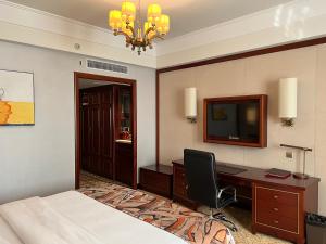 黑角8&9Hotel的酒店客房配有一张床、一张书桌和一台电视。