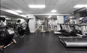 纽约73-1104 New Studio UWS Doorman Gym的健身房,配有许多跑步机和机器