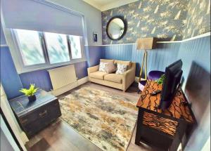 伯恩茅斯Blue Cheetah Lemur Lodge的带沙发和电视的客厅