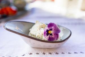 比绍夫斯维森Wassererlehen的一大碗食物,里面装着紫色的花