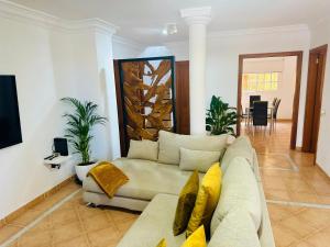 夏约法Villa Chayofa的客厅配有沙发和桌子