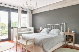 莱萨马Karaltzos LB00530的卧室配有白色的床和椅子