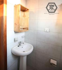 基加利Style and Comfort Full Kigali Rwanda Apartment的一间带白色水槽和橱柜的浴室