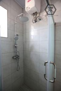 基加利Style and Comfort Full Kigali Rwanda Apartment的带淋浴的浴室,带玻璃门