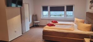 Groß QuassowPension & Gasthof Storchennest的一间卧室设有两张床和窗户。