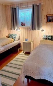 贝勒沃格Berlevåg Apartment的一间卧室设有一张床和一个窗口