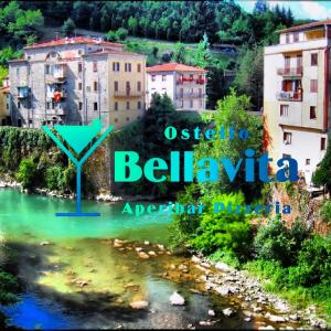 加尔法尼亚纳新堡Ostello Bellavita的享有河流的景色,建筑背景