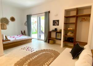 BunjuLions Zanzibar SUITE&APARTEMENT with private pool - LUXURY ON THE SEASIDE的客厅配有沙发和带窗户的床