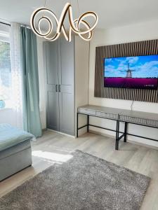 波尔托罗Luxury apartment magical Portorose的一间卧室配有长凳和吊灯。