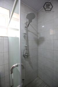 基加利Cozy Oasis Large Apt in Center of Kigali Rwanda的浴室内配有淋浴和头顶淋浴
