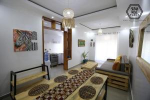 基加利Cozy Oasis Large Apt in Center of Kigali Rwanda的客厅配有沙发和桌子