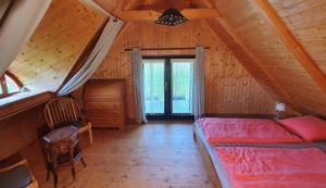 VászolyTraditional cottage at Lake Balaton的小木屋内一间卧室,配有一张床