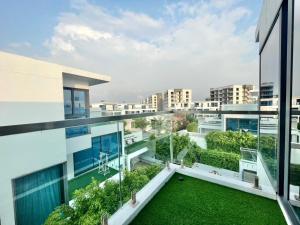 南芭堤雅Pupae Pool Villa Pattaya的一座公寓,位于一座建筑的阳台上,设有花园