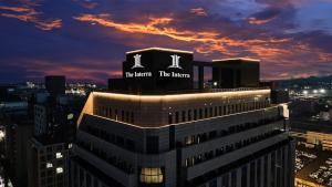 平泽市The Interra Hotel Pyeongtaek的黑尔顿时代的夜幕