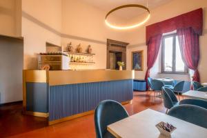 古比奥博索尼宫殿酒店的餐厅设有酒吧和桌椅