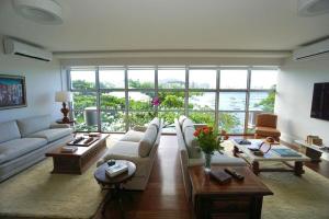 里约热内卢Apartamento vista mar e montanha的带沙发和大窗户的客厅