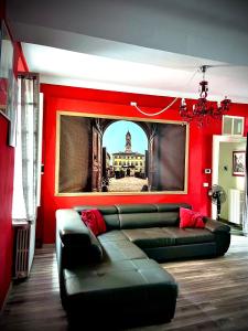 伊夫雷亚Dolce Eporedia intero alloggio nel centro storico的带沙发和红色墙壁的客厅