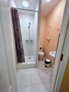 阿克套Гостевой Отель-125的带淋浴和卫生间的浴室