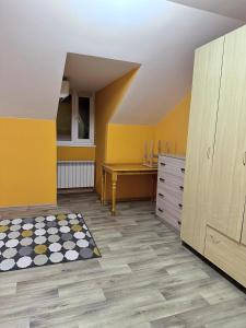 阿克套Гостевой Отель-125的黄色的客房配有书桌和桌子