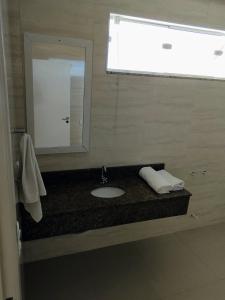 约恩维利Pousada Floresta的一间带水槽和镜子的浴室
