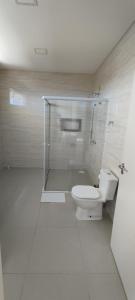 约恩维利Pousada Floresta的一间带卫生间和玻璃淋浴间的浴室