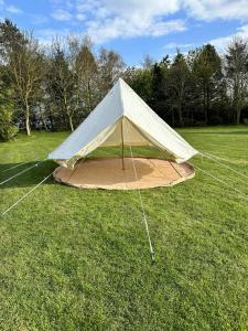 格兰瑟姆WoodLands Basic Bell Tent的田野中间的帐篷