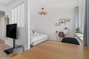 卢森堡Tranquil Retreat in the Vianden ID224的客房设有一张床和一张桌子及一台电视
