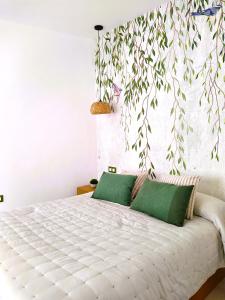 曼萨纳雷斯Casa Rístori Fábrica de Harinas的卧室配有带绿色枕头的大型白色床