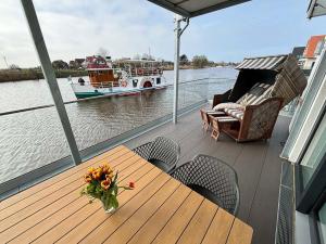 卡罗利嫩西尔Seeperle Meerleben的阳台配有桌子和船上的船只