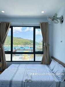 永熙Hotel Vũng Găng的卧室设有海景大窗户