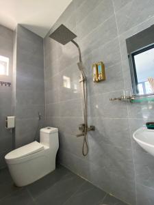 永熙Hotel Vũng Găng的带淋浴、卫生间和盥洗盆的浴室