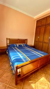 伊米乌阿达尔Villa La Palma 1, Imi ouaddar的一间卧室配有一张带蓝色床单的大床