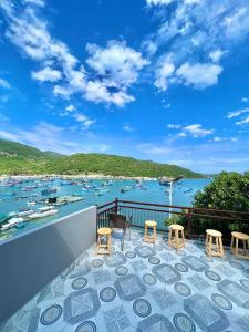 永熙Hotel Vũng Găng的阳台配有椅子,享有海港景色