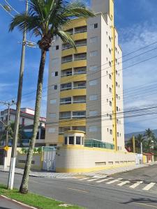 大普拉亚Apto dos Cardeais的一条街道旁高大的棕榈树建筑
