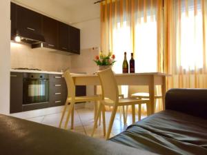 罗索利纳马雷Settimo cielo的一间带桌椅的厨房和一间用餐室