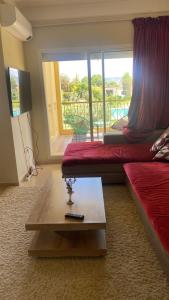 非斯Résidence du golf的客房设有两张床、一张桌子和一个阳台