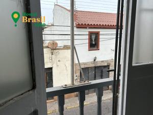 拉塞雷纳Hostal Brasil 1050的从窗户可欣赏到建筑的景色