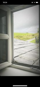 Cluain EoisPringle cottage的开放式窗户,享有木桥的景色