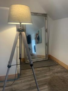 Cluain EoisPringle cottage的镜子前带灯的三脚架