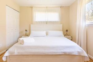 银泉5 bedrooms with 4 Full Bath Fire Pit BBQ and Plush Amen on 1 2 acre的卧室配有一张带两个枕头的大白色床
