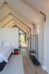加亚新城FONTE SANTA Manor House的一间卧室设有一张床和一个大窗户