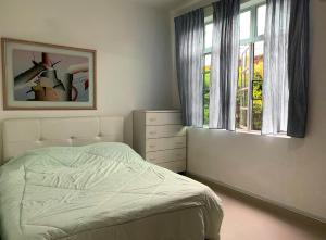 峇六拜Ideal Homestay Bayan Lepas的一间卧室设有一张床和一个窗口