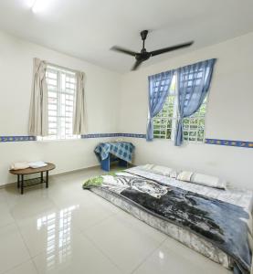 峇六拜Ideal Homestay Bayan Lepas的一间卧室设有一张床和两个窗户。