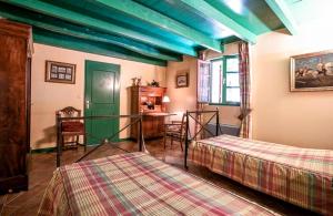 TonneinsDomaine de Bertranet - Chambres D'Hôtes的一间卧室配有两张床、一张桌子和一张书桌