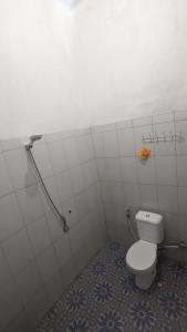 TelukdalemTaman Baloho Indah - Hotel & Resort的一间位于客房内的白色卫生间的浴室