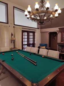 特尔马斯德里奥翁多Chalet Del Lago的客厅设有台球桌,