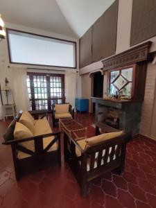 特尔马斯德里奥翁多Chalet Del Lago的带沙发和壁炉的客厅