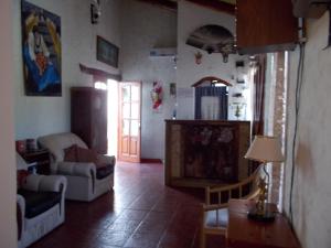 卡法亚特Divina Presencia的客厅配有沙发和桌子