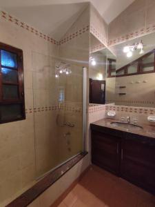 特尔马斯德里奥翁多Chalet Del Lago的带淋浴和盥洗盆的浴室