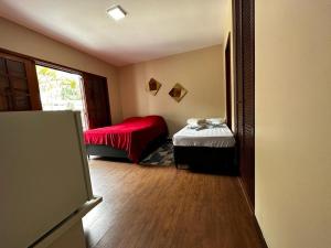 彼得罗波利斯Village Hostel的带一张床和窗户的卧室